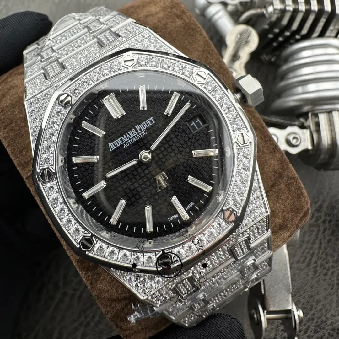 AP Royal Oak Extra-Thin 39mm 15202BC.ZZ.1241BC.03 Replica — view 1