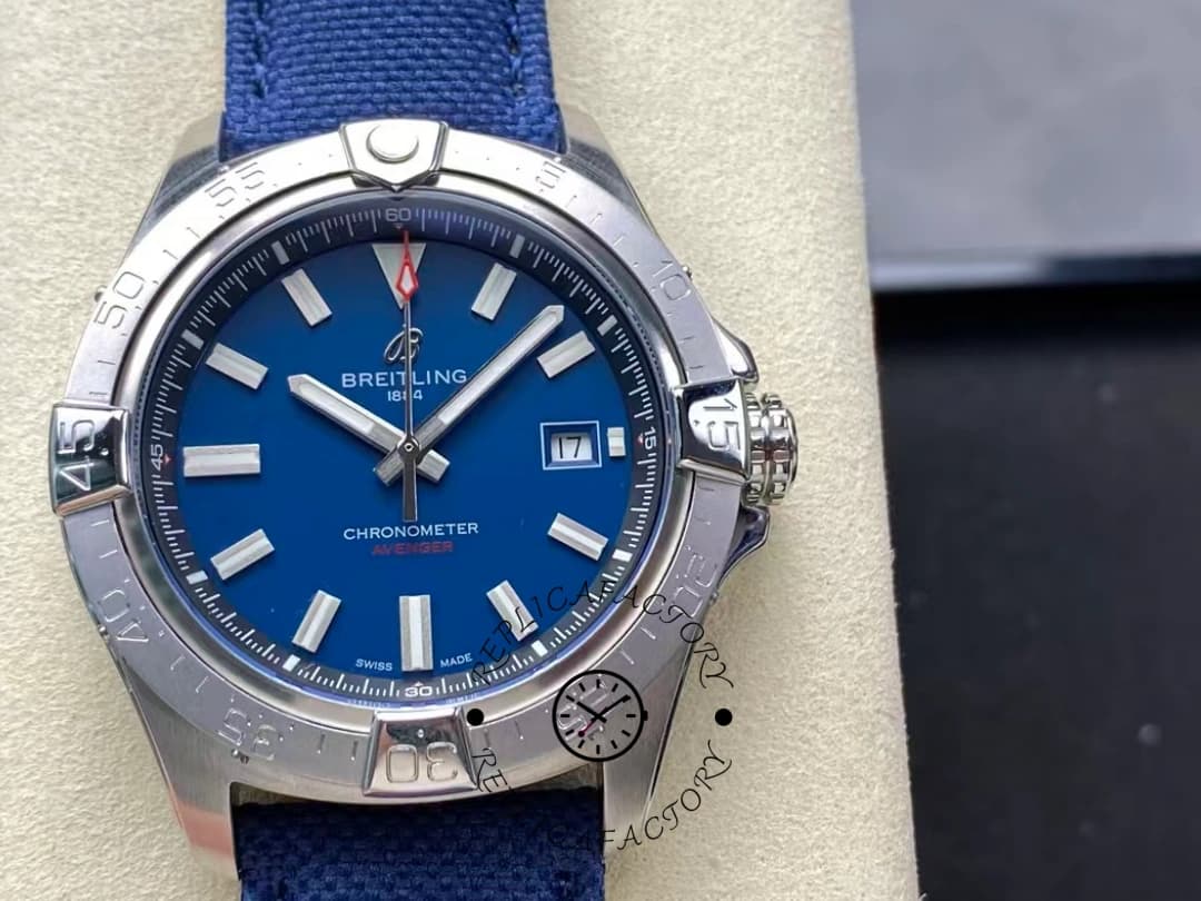 Breitling Avenger Automatic 42mm A17328101C1X1 Replica — view 1