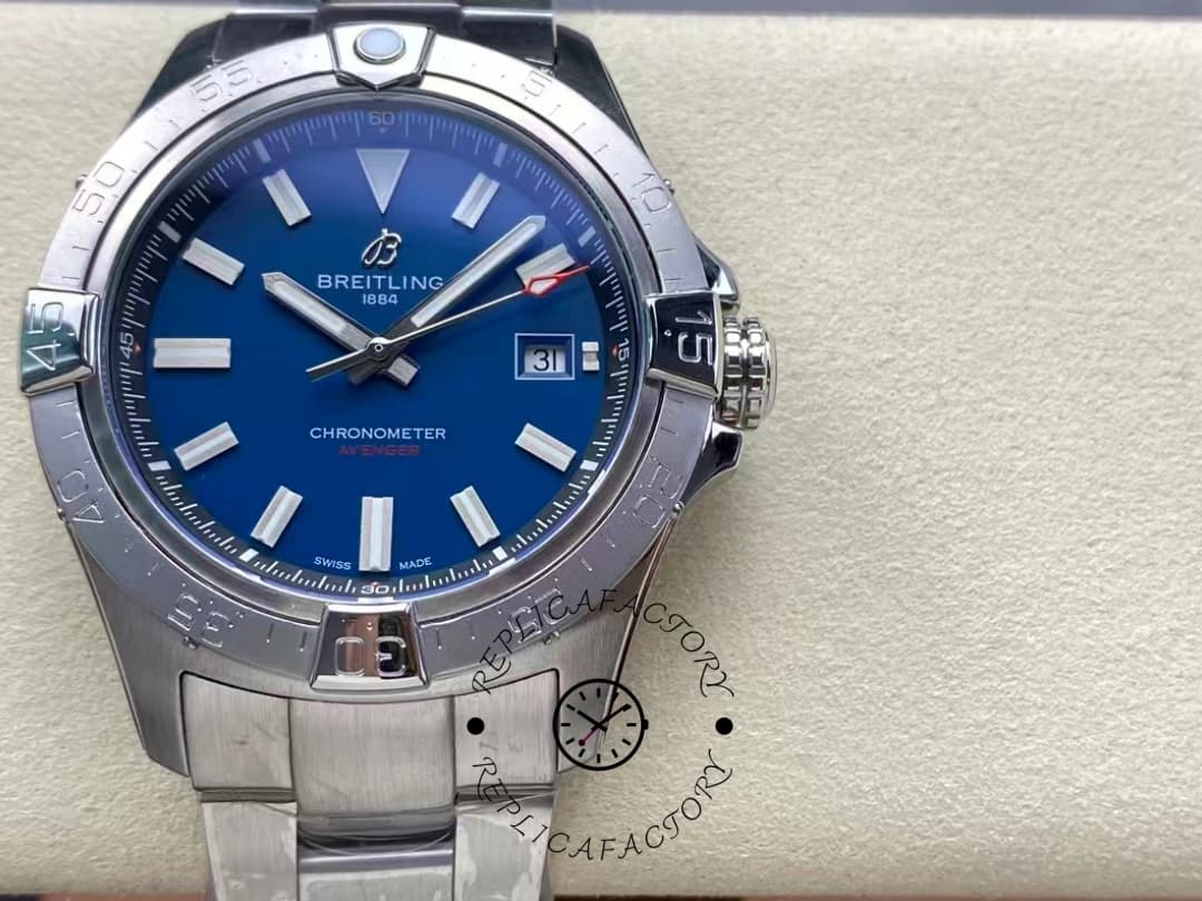 Breitling Avenger Automatic 42mm A17328101C1A1 Replica — view 1