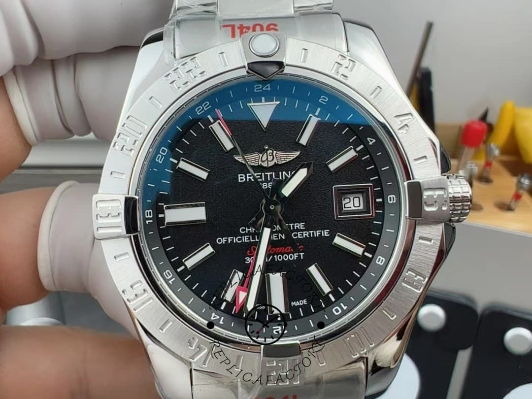 Breitling Avenger II GMT 43mm A32390111B1A1 Replica — view 1